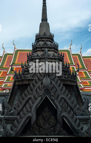 Il famoso guglie di ferro in cima alla Loha Prasat al Wat Ratchanadda a Bangkok, in Thailandia. Foto Stock