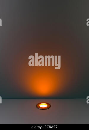 Colore di sfondo con lampadina di illuminazione e uno spazio vuoto Foto Stock