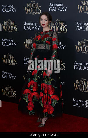 New York, Stati Uniti d'America. 8 dicembre, 2014. L'attrice Emily Blunt assiste il 'nel bosco' premiere al Teatro Ziegfeld su dicembre 8, 2014 a New York City. Credito: Debby Wong/Alamy Live News Foto Stock