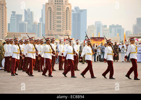 Il Qatar Emiri protezioni sono esecuzione di marce militari a Doha, in Qatar. La manifestazione si è tenuta in Qatar giornata nazionale. Foto Stock