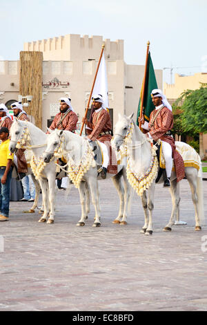 Il Qatar Emiri Cavalieri sono esecuzione di supporto militare in Qatar Giornata Nazionale. Foto Stock