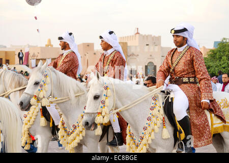 Il Qatar Emiri Cavalieri sono esecuzione di supporto militare in Qatar Giornata Nazionale. Foto Stock