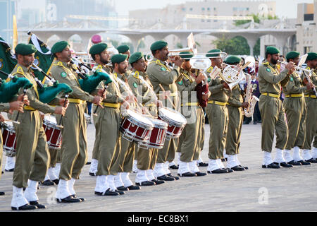 Il Qatar forze banda musicale sta eseguendo marce militari su Qatar Giornata nazionale del 18 di Dicembre Foto Stock