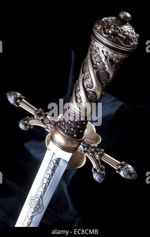 Smart pugnale del soldato medievale. Esso è stato utilizzato per la caccia Foto Stock