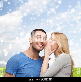 Sorridente ragazza dire fidanzato segreto Foto Stock