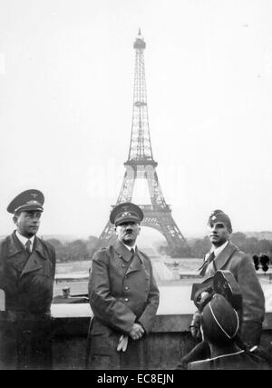 ADOLF HITLER con Albert Speer a sinistra è sostenuta dalla Torre Eiffel a Parigi, il 23 giugno 1940 Foto Stock
