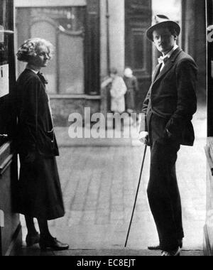 JAMES JOYCE (1882-1941) autore irlandese nel 1920 con Silvia spiaggia che è stata la prima a pubblicare il suo romanzo Ulisse. Essi stand all'ingresso al suo Parisian libreria Shakespeare & Co Foto Stock