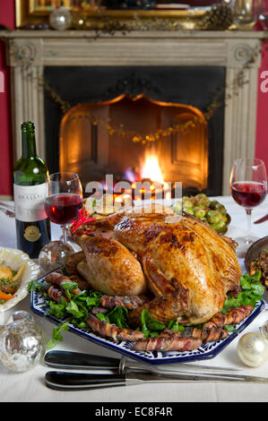 Natale alimenti compresi un intero tacchino arrosto Foto Stock