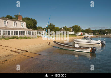 Stati Uniti d'America (USA), Massachusetts (MA), Martha's Vineyard, Vineyard Haven, barche ormeggiate sulla spiaggia Foto Stock