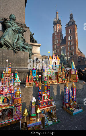 Polonia Cracovia Natale Presepe Szopki sul display principale piazza Adam Mickiewicz statua Foto Stock