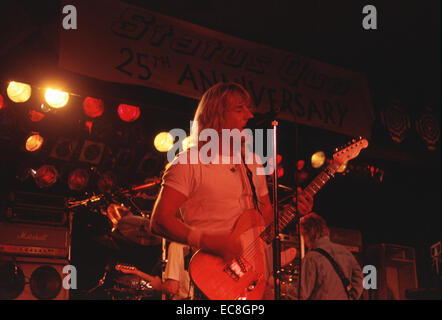 Status Quo sul palcoscenico del camp Butlins in Minehead celebrando il loro 25 anni insieme Foto Stock