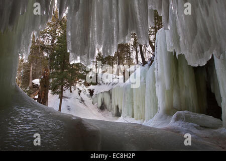 Guardando dall'interno fuori a Eben caverna di ghiaccio in Eben, Michigan Foto Stock