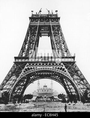 Torre Eiffel essendo costruito nel 1889 come il punto di ingresso per il Paris Exposition Universelle Foto Stock