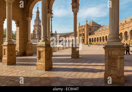Siviglia - il portico della Plaza de Espana progettato da Ani-bal Gonzalez (1920s) in Art Deco e stile Neo-Mudejar. Foto Stock