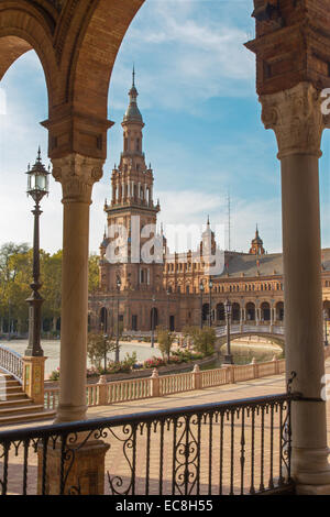 Siviglia - il portico della Plaza de Espana piazza progettata da Anibal Gonzalez (1920s) in Art Deco e stile Neo-Mudejar. Foto Stock