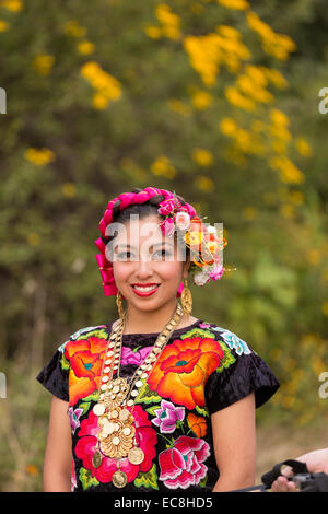 Un tradizionale costume donna giovane ballerino folk indossando un zapoteco abito ricamato pone durante il Giorno dei Morti Festival noto in spagnolo come d'un de Muertos su ottobre 29, 2014 in Oaxaca, Messico. Foto Stock