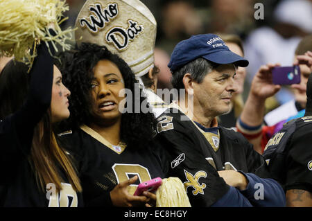 New Orleans, LA, Stati Uniti d'America. Il 7 dicembre, 2014. New Orleans Saints tifosi guardare i loro team a ottenere bruciato in un gioco di NFL contro la Carolina Panthers della Mercedes Benz Superdome su dicembre 7, 2014 a New Orleans, Louisiana. Le Pantere sconfitto i santi 41-10. Margaret Bowles/CSM/Alamy Live News Foto Stock