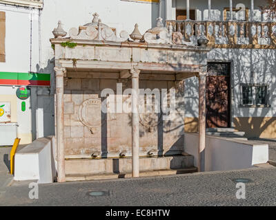 Il 'Fontinha', una fontana rinascimentale in Piazza della Repubblica, a Alter do Chão, distretto di Portalegre, Portogallo. Foto Stock