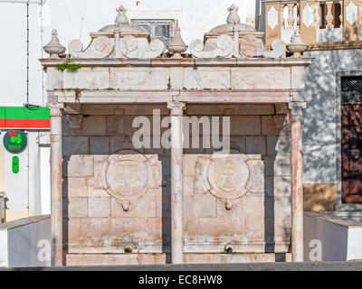 Il 'Fontinha', una fontana rinascimentale in Piazza della Repubblica, a Alter do Chão, distretto di Portalegre, Portogallo. Foto Stock