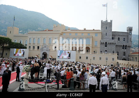 Atmosfera prima dell'inizio delle nozze religiose del Principe Alberto II e la principessa Charlene nel Palazzo del Principe di Monaco, 02 luglio 2011. Alcuni 3500 Gli ospiti sono tenuti a seguire la cerimonia nel cortile principale del palazzo. Foto: Frank può dpa Foto Stock