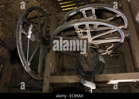 Le campane della chiesa campana camera telaio Foto Stock