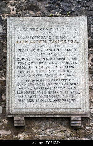 Lapide che ricorda l'opera di Arthur Glen Taylor a Neath le rovine dell'Abbazia, Neath, Glanmorgan, Wales, Regno Unito Foto Stock