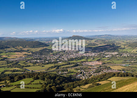 La vista dalla Blorenge oltre ad Abergavenny e la Usk Valley con The Skirrid nella distanza, il Gateway to Wales, Regno Unito Foto Stock