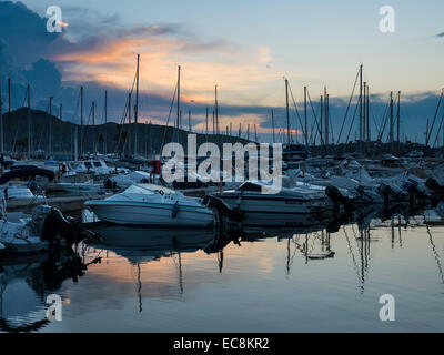 Alba, il Porto e Marina, Puerto Pollensa, Maiorca, SPAGNA Foto Stock