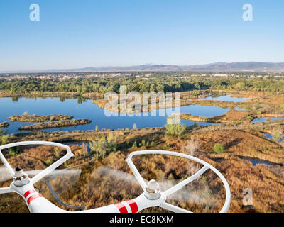 Eliche rotanti di un elicottero drone volare sopra il lago e il paesaggio di palude nel nord del Colorado Foto Stock