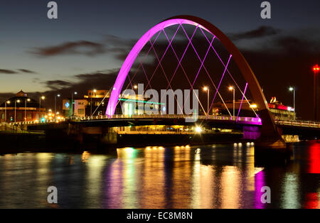 Il Clyde Arc Bridge a Glasgow in Scozia a notte Foto Stock