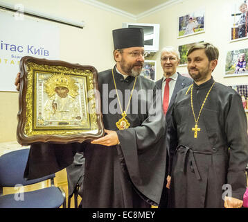 Kiev, Ucraina. 10 dicembre, 2014. L inviato speciale del Papa, Vescovo di Vienna il Cardinale Christoph Schoenborn oggi, 10 dicembre 2014, ha visitato il centro di Kiev dell'organizzazione caritativa Caritas, dove ha incontrato gli sfollati dalla Crimea e le regioni orientali dell'Ucraina. In una riunione cui hanno partecipato il capo della Chiesa greco-cattolica ucraina Sviatoslav Patriarca e Nunzio Apostolico in Ucraina, l Arcivescovo Thomas Edward Gullickson. Credito: Igor Golovnov/Alamy Live News Foto Stock