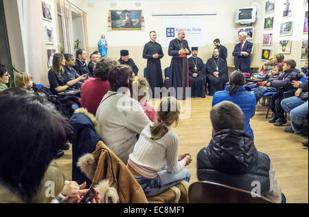 Kiev, Ucraina. 10 dicembre, 2014. L inviato speciale del Papa, Vescovo di Vienna il Cardinale Christoph Schoenborn oggi, 10 dicembre 2014, ha visitato il centro di Kiev dell'organizzazione caritativa Caritas, dove ha incontrato gli sfollati dalla Crimea e le regioni orientali dell'Ucraina. In una riunione cui hanno partecipato il capo della Chiesa greco-cattolica ucraina Sviatoslav Patriarca e Nunzio Apostolico in Ucraina, l Arcivescovo Thomas Edward Gullickson. Credito: Igor Golovnov/Alamy Live News Foto Stock