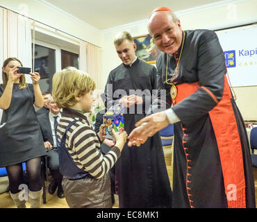 Kiev, Ucraina. 10 dicembre, 2014. L inviato speciale del Papa, Vescovo di Vienna il Cardinale Christoph Schoenborn oggi, 10 dicembre 2014, ha visitato il centro di Kiev dell'organizzazione caritativa Caritas, dove ha incontrato gli sfollati dalla Crimea e le regioni orientali dell'Ucraina. In una riunione cui hanno partecipato il capo della Chiesa greco-cattolica ucraina Sviatoslav Patriarca e Nunzio Apostolico in Ucraina, l Arcivescovo Thomas Edward Gullickson. Credito: Igor Golovnov/Alamy Live News Foto Stock