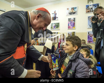 Kiev, Ucraina. 10 dicembre, 2014. L inviato speciale del Papa, Vescovo di Vienna il Cardinale Christoph Schoenborn oggi, 10 dicembre 2014, ha visitato il centro di Kiev dell'organizzazione caritativa Caritas, dove ha incontrato gli sfollati dalla Crimea e le regioni orientali dell'Ucraina. In una riunione cui hanno partecipato il capo della Chiesa greco-cattolica ucraina Sviatoslav Patriarca e Nunzio Apostolico in Ucraina, l Arcivescovo Thomas Edward Gullickson. Credito: Igor Golovnov/Alamy Live News Foto Stock