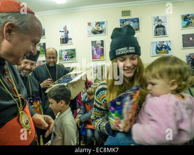 Kiev, Ucraina. 10 dicembre, 2014. L inviato speciale del Papa, Vescovo di Vienna il Cardinale Christoph Schoenborn oggi, 10 dicembre 2014, ha visitato il centro di Kiev dell'organizzazione caritativa Caritas, dove ha incontrato gli sfollati dalla Crimea e le regioni orientali dell'Ucraina. In una riunione cui hanno partecipato il capo della Chiesa greco-cattolica ucraina Sviatoslav Patriarca e Nunzio Apostolico in Ucraina, l Arcivescovo Thomas Edward Gullickson. Credito: Igor Golovnov/Alamy Live News Foto Stock