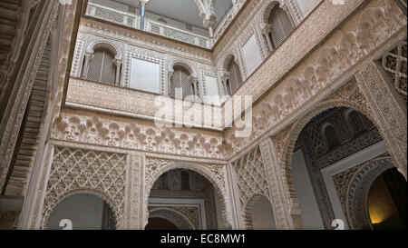 Siviglia, Spagna - 28 ottobre 2014: l'atrio in Alcazar di Siviglia. Foto Stock