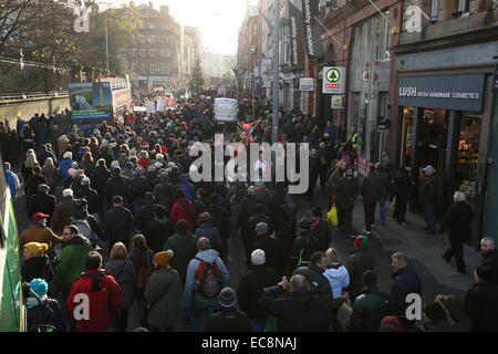 Dublino, Irlanda. 10 dicembre, 2014. Migliaia marzo durante un grande anti-tariffe idriche protesta nel centro della città di Dublino. Migliaia di persone partecipano alla destra2acqua marzo attraverso la capitale irlandese. Credito: Brendan Donnelly/Alamy Live News Foto Stock