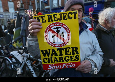 Dublino, Irlanda. 10 dicembre, 2014. Un Sinn Fein segno di protesta è tenuto durante un grande anti-tariffe idriche protesta nel centro della città di Dublino. Migliaia di persone partecipano alla destra2acqua marzo attraverso la capitale irlandese. Credito: Brendan Donnelly/Alamy Live News Foto Stock