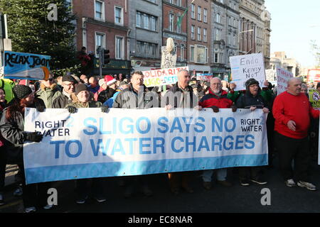 Dublino, Irlanda. 10 dicembre, 2014. Un gruppo da Sligo con un banner durante un grande anti-tariffe idriche protesta nel centro della città di Dublino. Migliaia di persone partecipano alla destra2acqua marzo attraverso la capitale irlandese. Credito: Brendan Donnelly/Alamy Live News Foto Stock