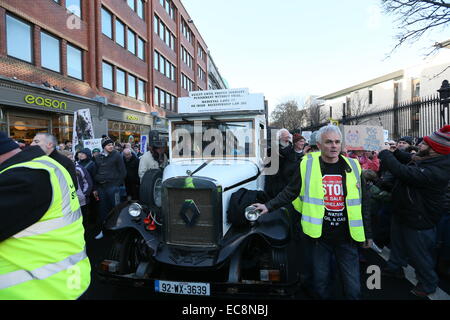 Dublino, Irlanda. 10 dicembre, 2014. Immagine da un grande anti-tariffe idriche protesta nel centro della città di Dublino. Migliaia di persone partecipano alla destra2acqua marzo attraverso la capitale irlandese. Credito: Brendan Donnelly/Alamy Live News Foto Stock