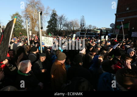 Dublino, Irlanda. 10 dicembre, 2014. Immagine da un grande anti-tariffe idriche protesta nel centro della città di Dublino. Migliaia di persone partecipano alla destra2acqua marzo attraverso la capitale irlandese. Credito: Brendan Donnelly/Alamy Live News Foto Stock