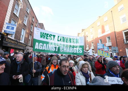 Dublino, Irlanda. 10 dicembre, 2014. Immagine da un grande anti-tariffe idriche protesta nel centro della città di Dublino. Migliaia di persone partecipano alla destra2acqua marzo attraverso la capitale irlandese. Credito: Brendan Donnelly/Alamy Live News Foto Stock