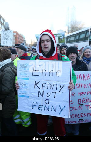 Dublino, Irlanda. 10 dicembre, 2014. Immagine da un grande anti-tariffe idriche protesta nel centro della città di Dublino. Migliaia di persone partecipano alla destra2acqua marzo attraverso la capitale irlandese. Credito: Brendan Donnelly/Alamy Live News Foto Stock