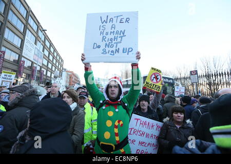 Dublino, Irlanda. 10 dicembre, 2014. Immagine da un grande anti-tariffe idriche protesta nel centro della città di Dublino. Migliaia di persone partecipano alla destra2acqua marzo attraverso la capitale irlandese. Credito: Brendan Donnelly/Alamy Live News Foto Stock