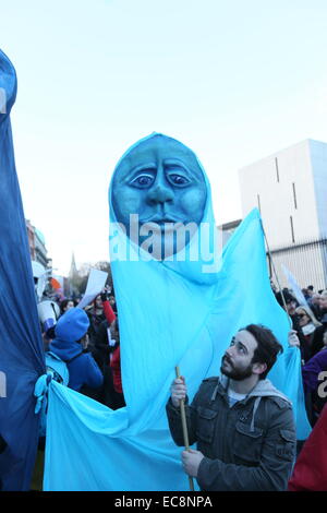 Dublino, Irlanda. 10 dicembre, 2014. Immagine da un grande anti-tariffe idriche protesta nel centro della città di Dublino. Migliaia di persone partecipano alla destra2acqua marzo attraverso la capitale irlandese. Credito: Brendan Donnelly/Alamy Live News Foto Stock