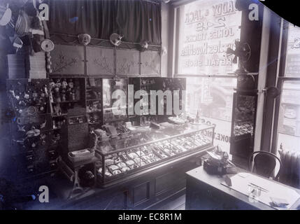 Circa 1915 foto antiche, all'interno di 'famosa in tutto il mondo " Daddy & Jack scherzi, Trucchi, Puzzle & novitá negozio di vendita al dettaglio. In questa fotografia, il negozio si trova a 249 Washington Street a Boston, Massachusetts. Foto Stock