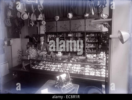 Circa 1915 foto antiche, all'interno di 'famosa in tutto il mondo " Daddy & Jack scherzi, Trucchi, Puzzle & novitá negozio di vendita al dettaglio. In questa fotografia, il negozio si trova a 249 Washington Street a Boston, Massachusetts. Foto Stock