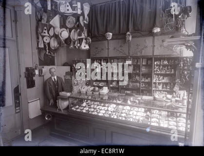 Circa 1915 foto di antiquariato; all'interno di 'famosa in tutto il mondo " Daddy & Jack scherzi; trucchi; Puzzle & novitá negozio di vendita al dettaglio. In questa fotografia, il negozio si trova a 249 Washington Street a Boston, Massachusetts. Foto Stock