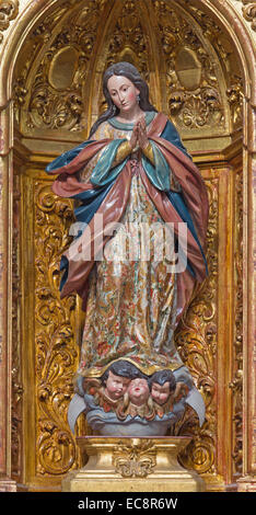 Siviglia, Spagna - 29 ottobre 2014: La Madonna barocco nella chiesa basilica del Maria Auxiliadora. Foto Stock