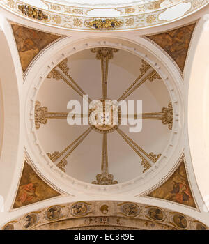 Siviglia, Spagna - 29 ottobre 2014: la cupola barocca della chiesa basilica del Maria Auxiliadora. Foto Stock